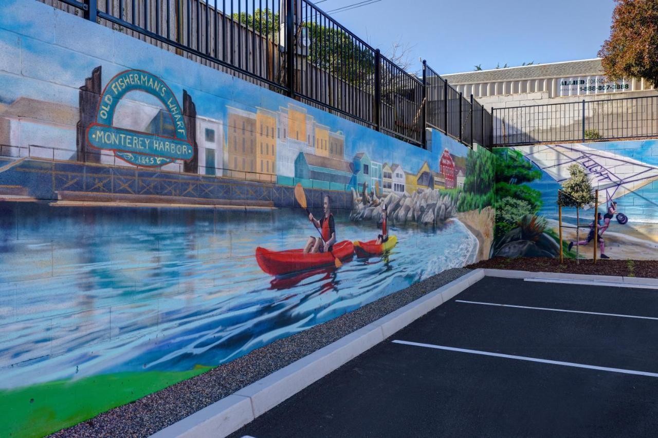 Hampton Inn & Suites Marina Exterior photo