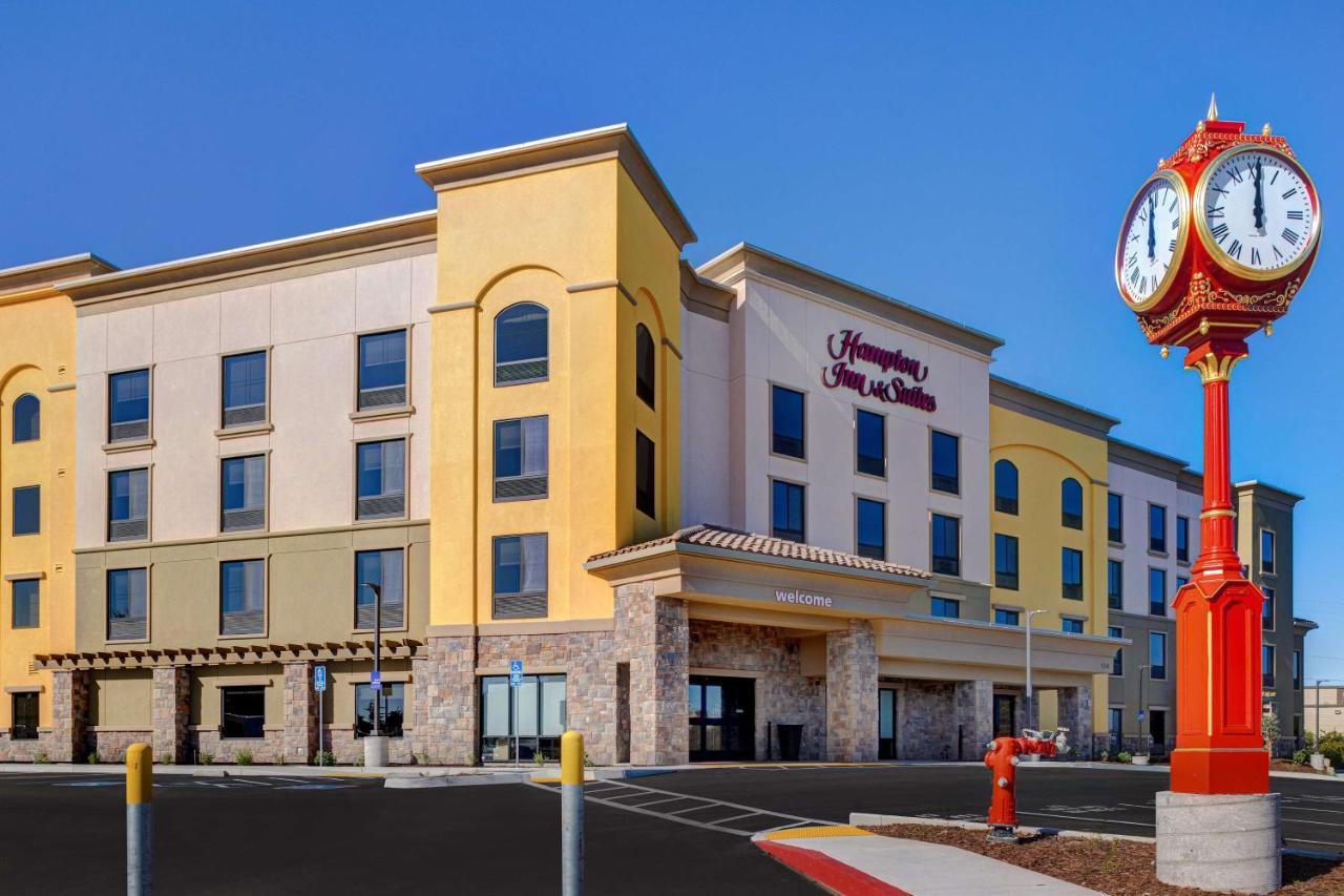 Hampton Inn & Suites Marina Exterior photo