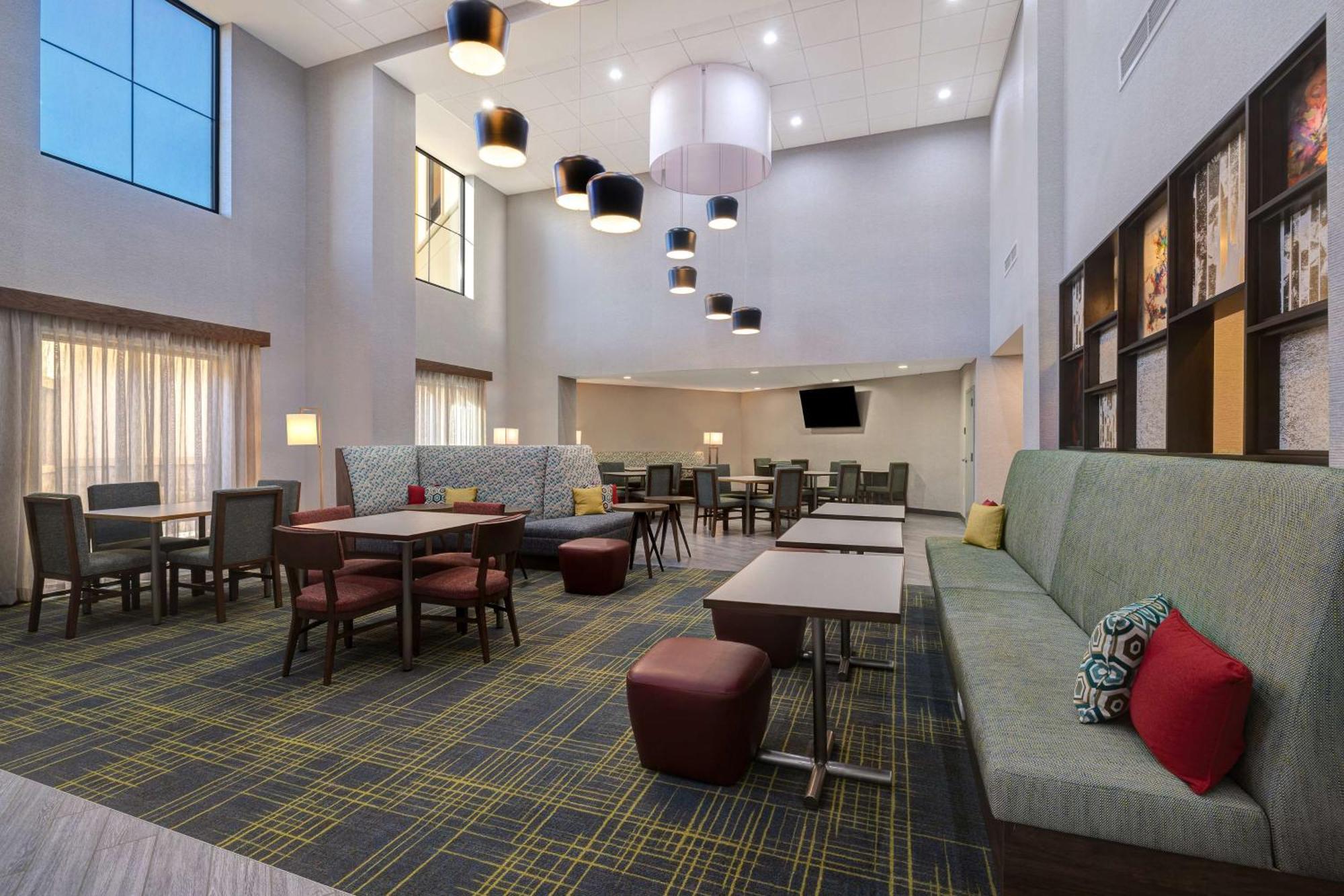Hampton Inn & Suites Marina Exterior photo